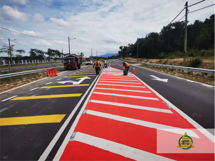 Road painting activities in Setiu, Terengganu Image