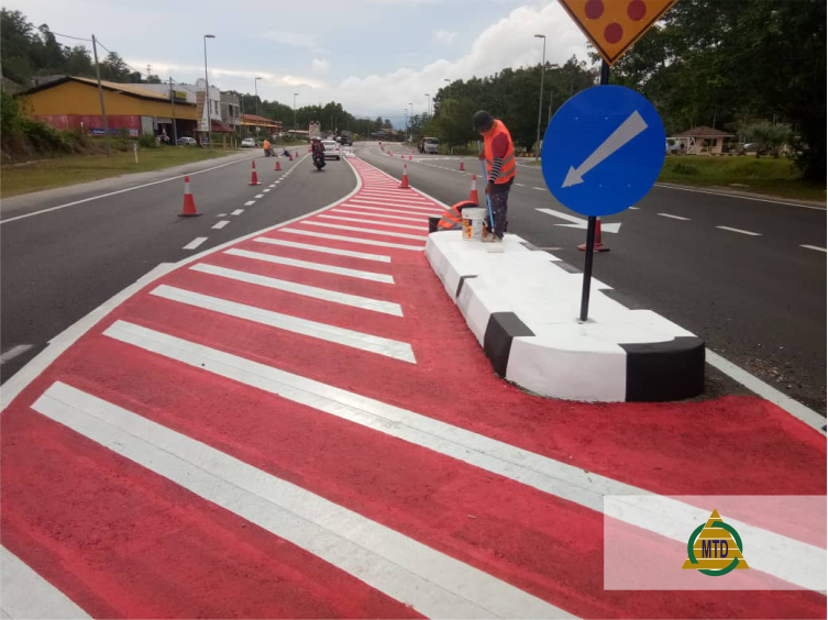 Road painting activities in Setiu, Terengganu Image